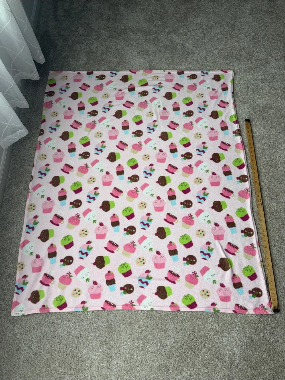 Kohls home classics dessert Pink Cupcake ice cream Cookie Fleece blanket 2012